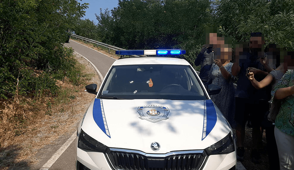 Kjo është vetura e policisë serbe të cilën Faton Hajrizi ia shpoi xhamat duke shtënë me revole