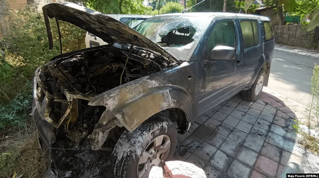 PDK dënon ashpër djegien e dy veturave zyrtare të Komunës së Zveçanit