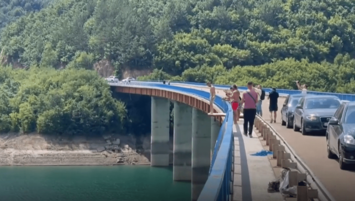 Qytetarët kërcejnë nga ura në Ujman në nderim të policëve të rënë në detyrë