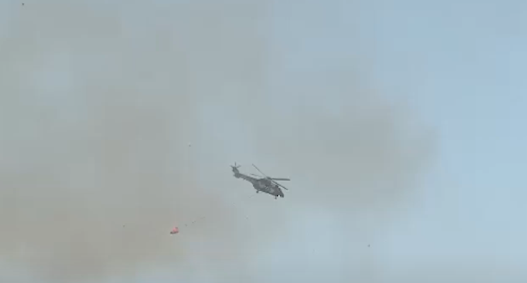 Zjarr në Shëngjin, zjarrfikësit ndërhyjnë me helikopter