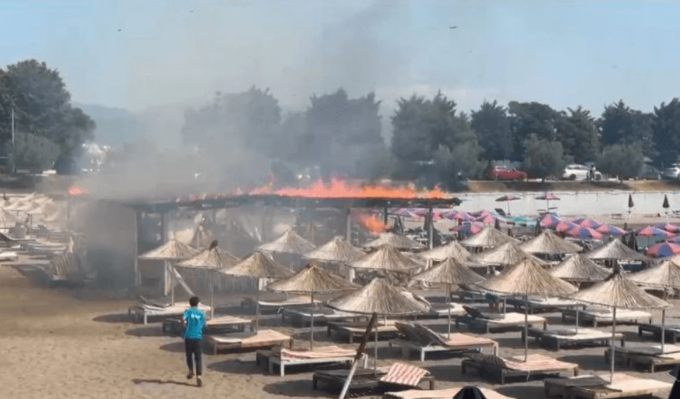 Digjet ‘beach bari” dhe çadrat e një resorti në Shëngjin, flakët rrezikojnë edhe hotelin