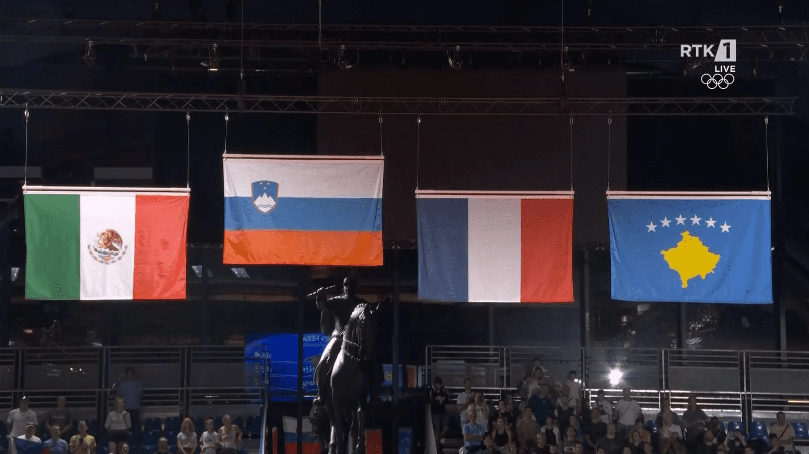Flamuri i Kosovës ngritet lart për herë të dytë në Paris