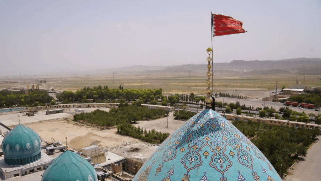 Irani ngrit flamujt e kuq mbi xhamitë e vendit