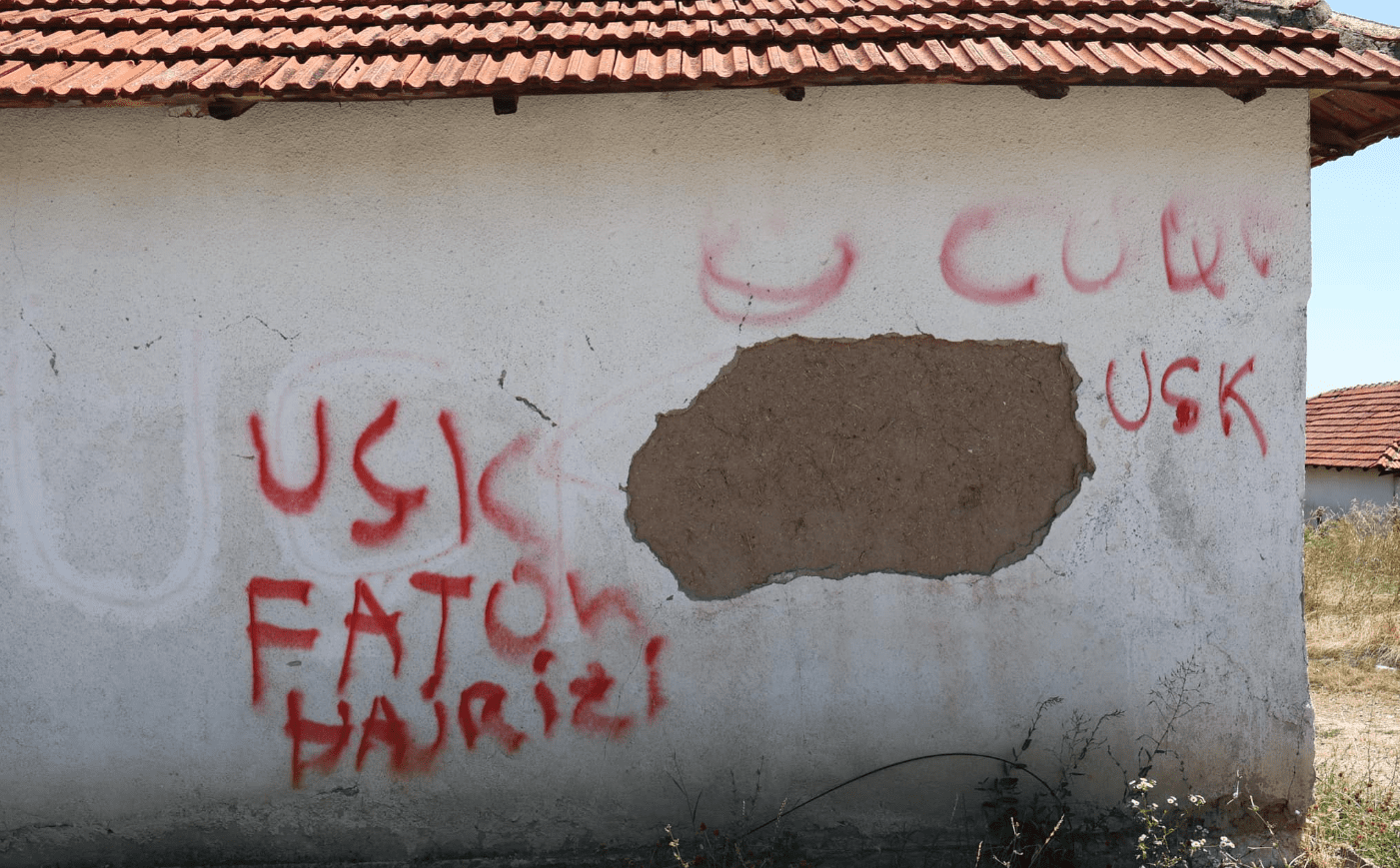YIHR KS mbulon grafitet “UÇK” e “Faton Hajrizi” në shtëpinë e një familjeje serbe në Vushtrri