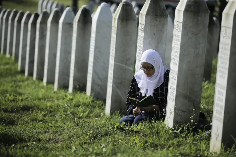 Portali ukrainas ia huq, viktimat e Srebrenicës i bën kosovarë