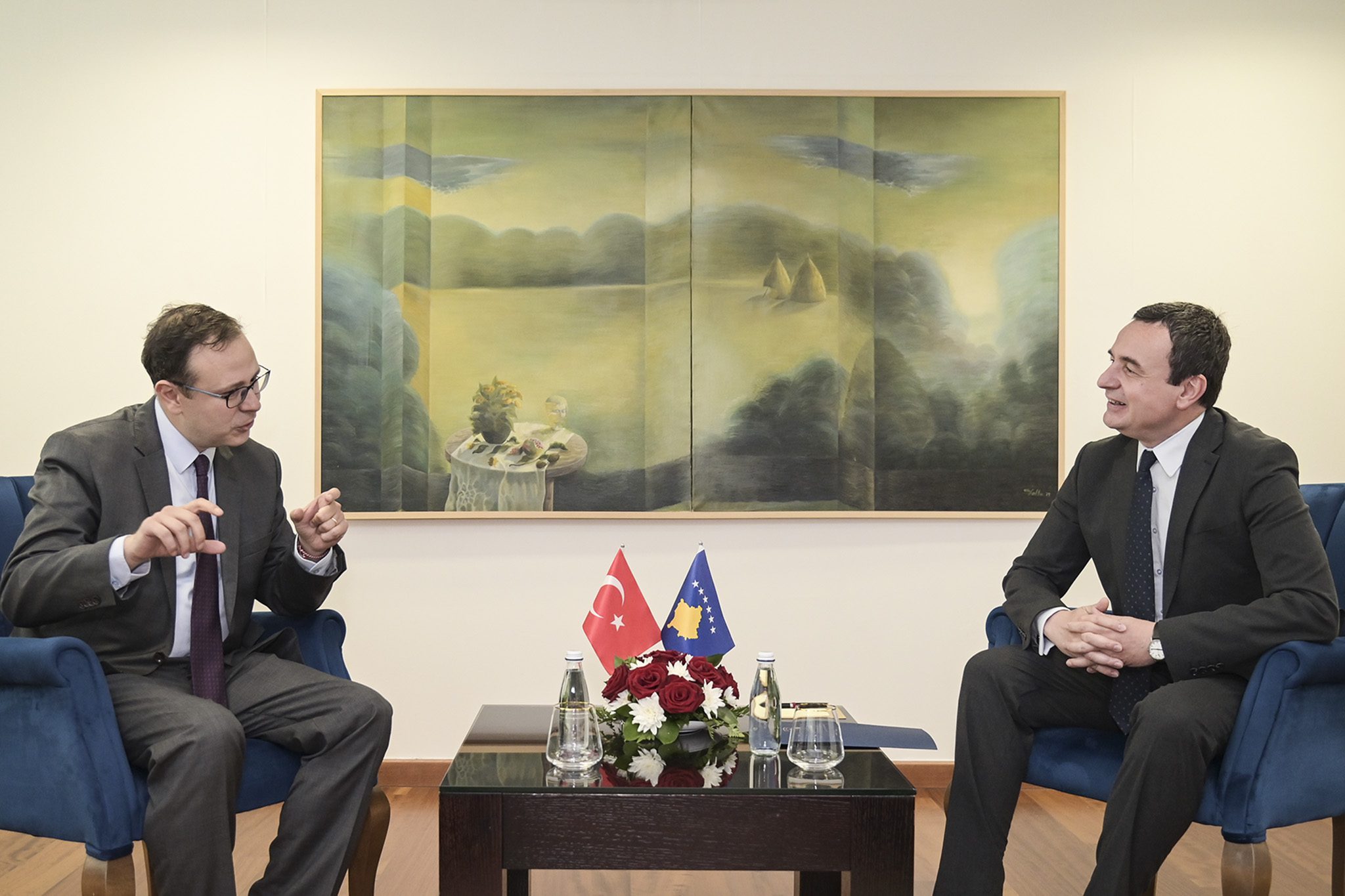 Kryeministri Kurti takohet me ambasadorin turk
