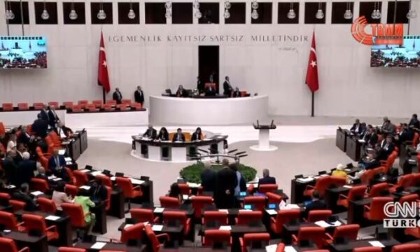 Deputetët goditen me grushte në parlamentin turk