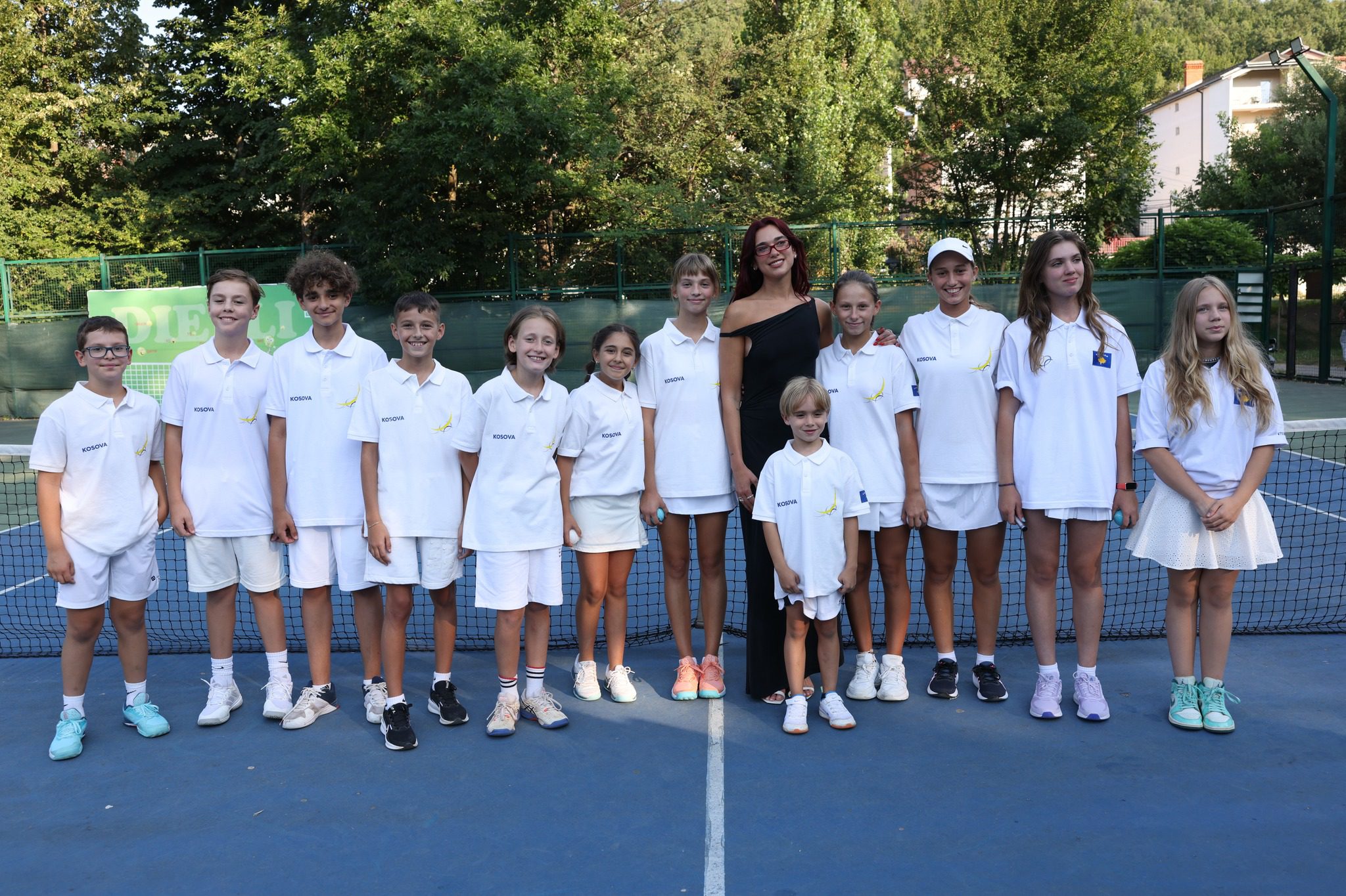 Dua Lipa takohet me tenistët e rinj të Kosovës
