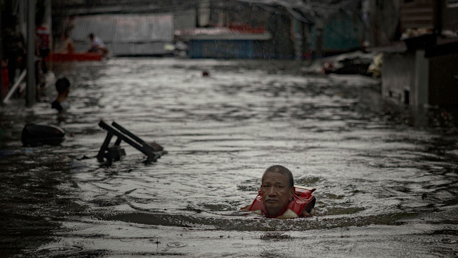 Gjendje e rëndë në Filipine – Mijëra njerëz të bllokuar nga përmbytjet vdekjeprurëse