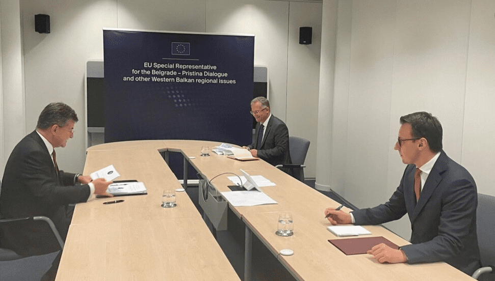 Fillon takimi trepalësh mes kryenegociatorëve të Kosovës dhe Serbisë