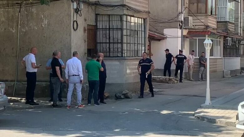 Terrorizohet Korça, një person po gjuan me armë nga banesa e tij, RENEA del në vendngjarje – evakuohen banorët