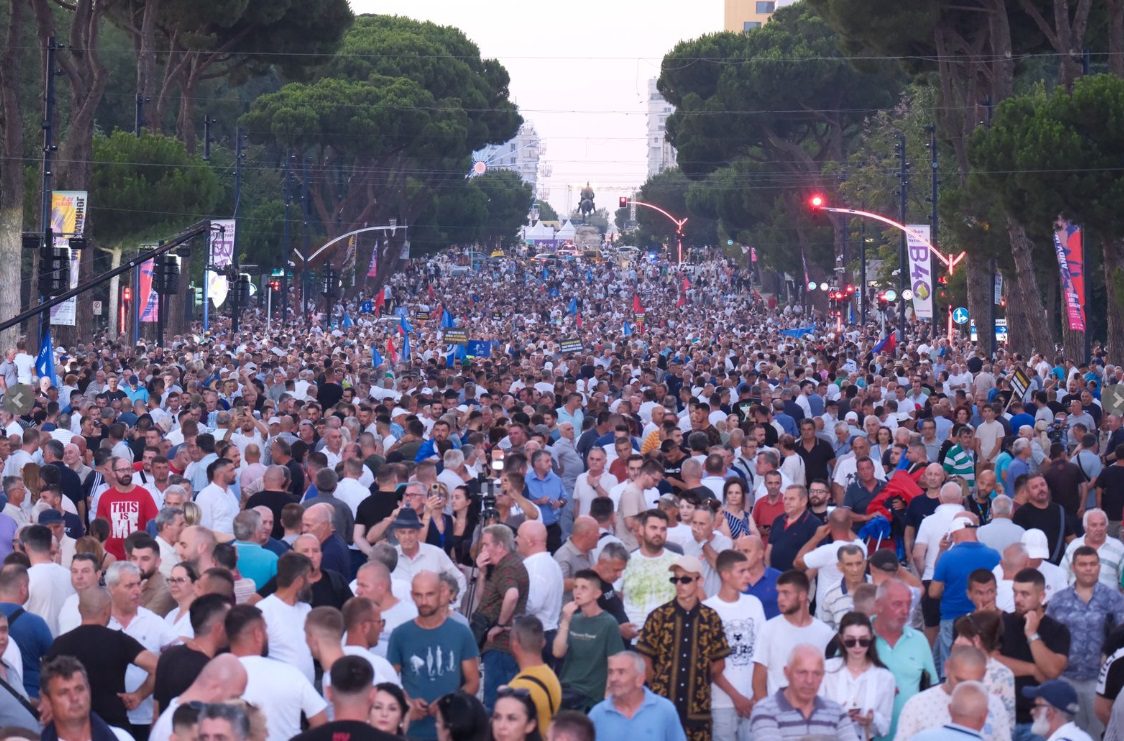 Protesta e opozitës, dhjetëra mijëra qytetarë mbildhen para Kryeministrisë