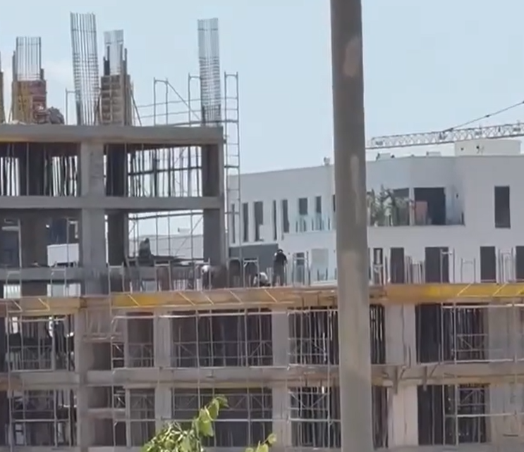 Kompania e ndërtimit në Prishtinë vazhdon punën ‘në pikë të diellit’ pavarësisht vendimit të Qeverisë – Video
