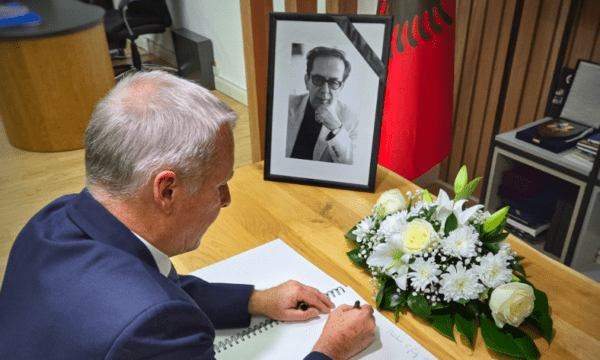 Ambasadori Rohde shkruan në librin e ngushëllimeve për Kadarenë: Gjigant i letërsisë, e solli letërsinë shqipe në botë