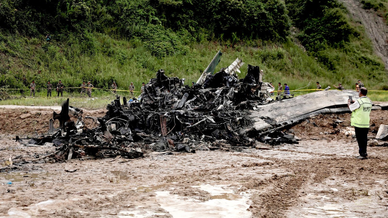 18 persona kanë humbur jetën nga përplasja e një aeroplani në Nepal, piloti i vetmi i mbijetuar