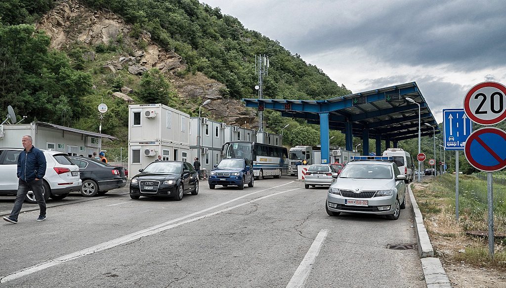 Gati një orë pritje për të hyrë ose dalë përmes Pikës Kufitare Dheu i Bardhë