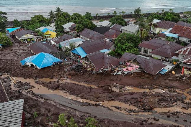 Përmbytje në Indonezi, shtatë persona humbin jetën