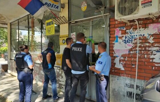 Mbyllen postat ilegale serbe në veri, ndërkombëtarët nuk pajtohen me vendimin e Kosovës