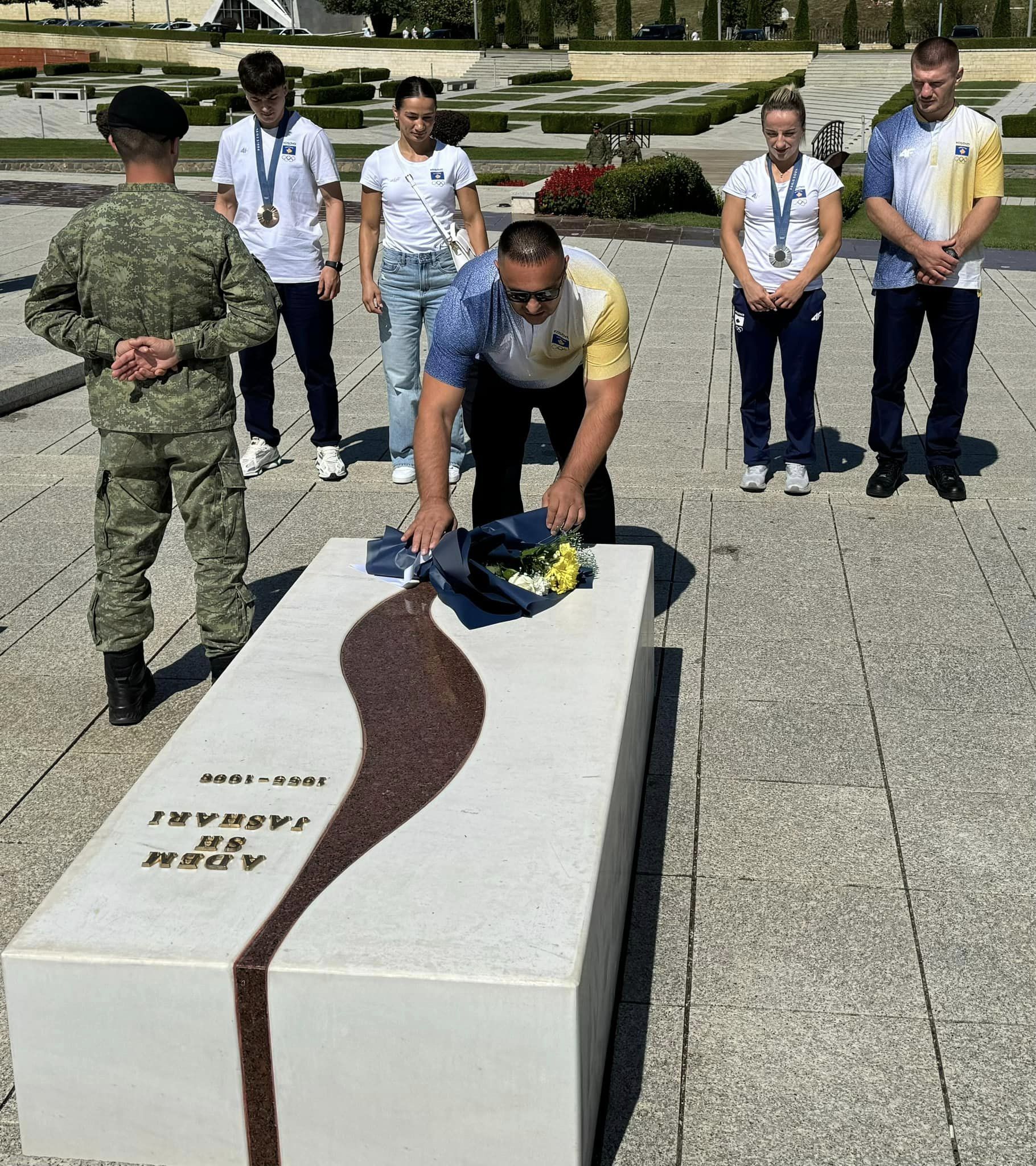 Fitueset e medaljeve olimpike bëjnë homazhe në Prekaz