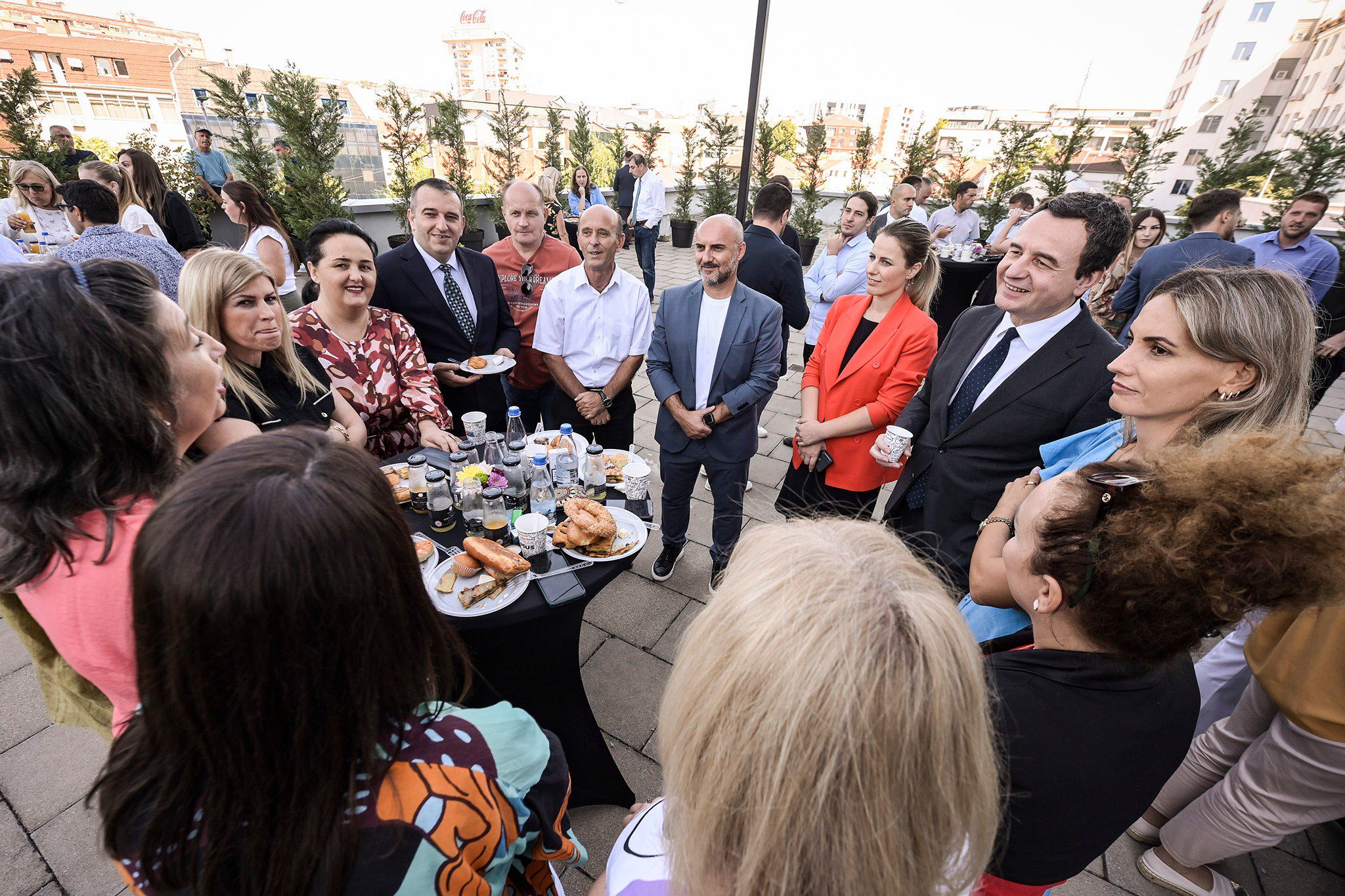 Stafi i qeverisë mbledhet në Ballkonin e Hapur, Kurti i falënderon për angazhimin