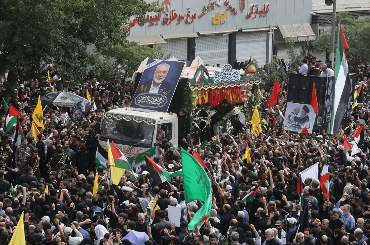 Mijëra iranianë marrin pjesë në përcjelljen e kufomës së Ismail Haniyeh