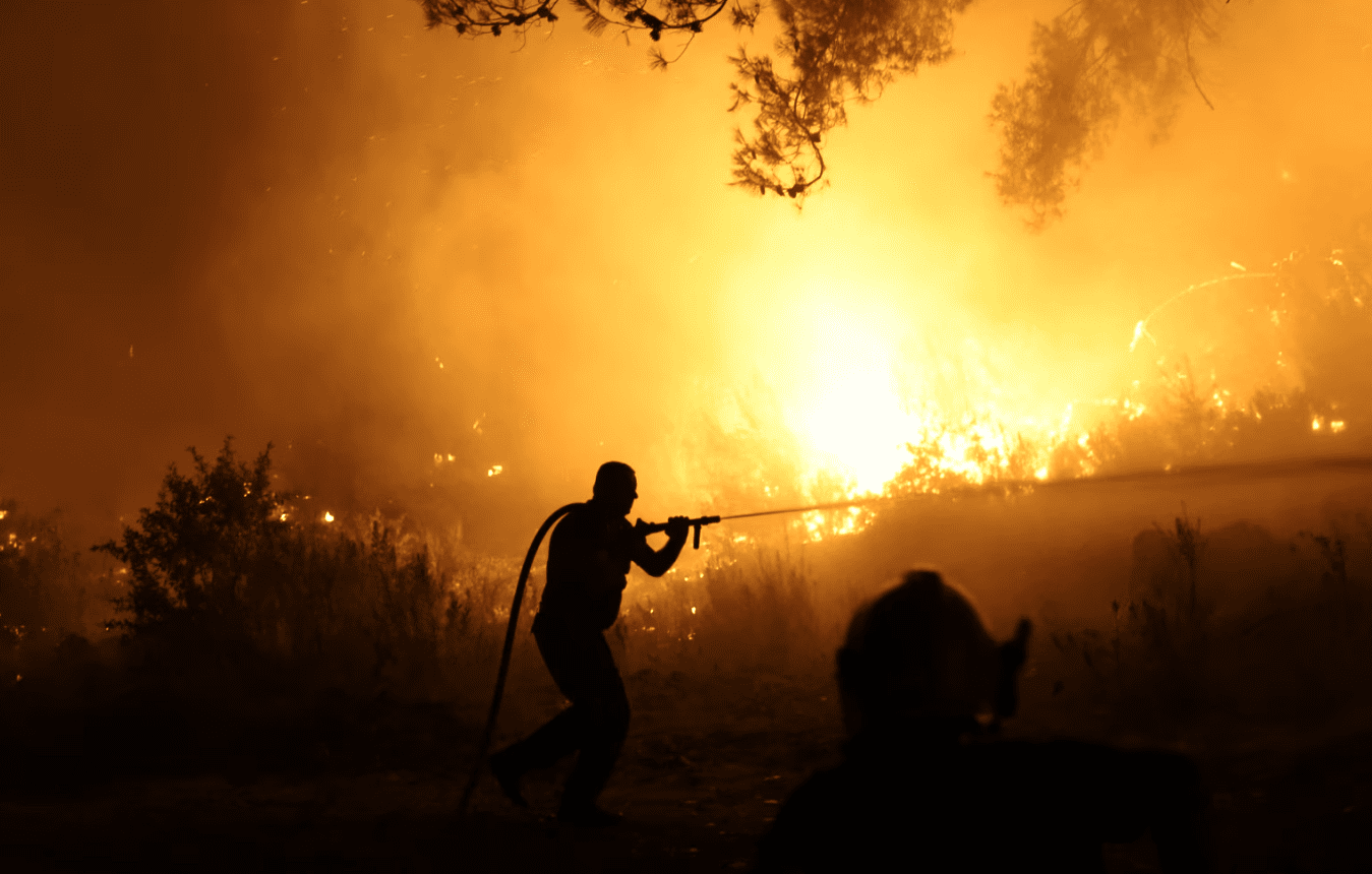 12 vatra të zjarrit ende aktive në Shqipëri