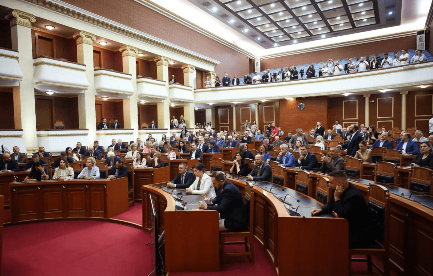 Disa deputetë të Kuvendit të Shqipërisë gjobiten për mungesa në seancat plenare