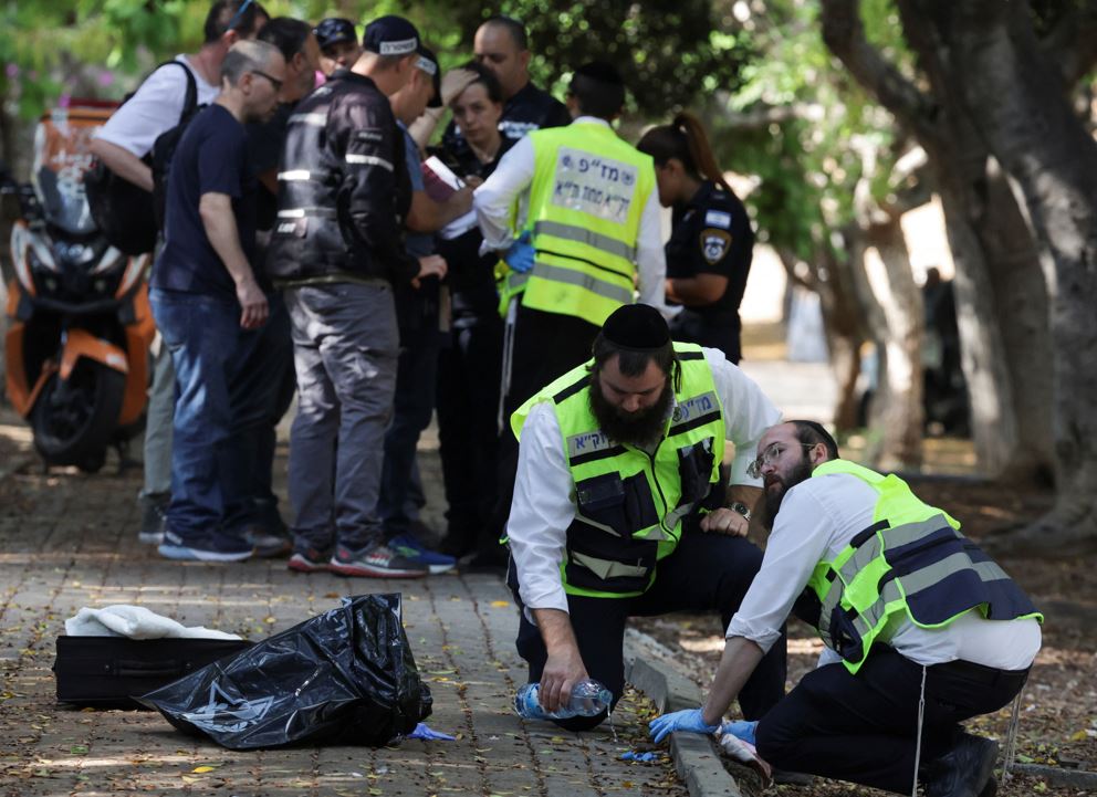 Sulm me thikë afër Tel Avivit, dy të vdekur dhe dy të plagosur