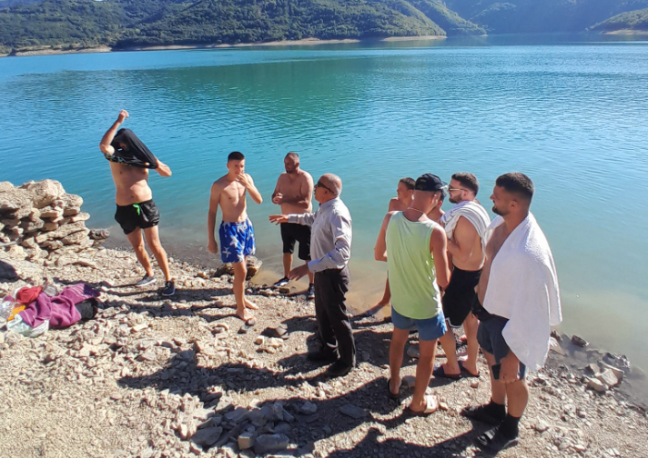 Një person lëndohet gjatë kërcimit në Liqenin e Ujmanit, Zeqiri jep detaje për gjendjen e tij shëndetësore