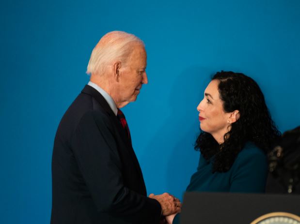 Osmani takon presidentin Joe Biden, shtrëngojnë duart