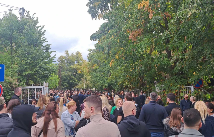 Serbët lokal protestojnë para stacionit policor në Mitrovicë të Veriut, kërkohet lirimi i katër serbëve