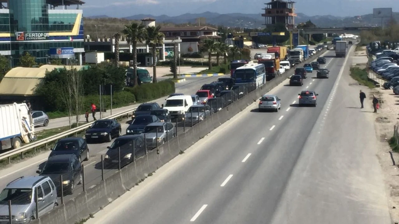 Aksident i rëndë Durrës-Tiranë, përplasen 6 automjete