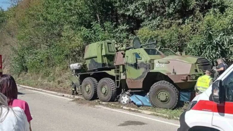 Autoblinda e ushtrisë serbe aksidentohet me një veturë, humbin jetën pesë persona