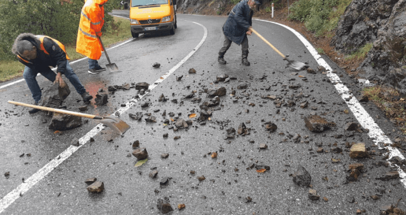 Rrëshqitje dheu pas reshjeve në Shqipëri, bllokohen disa rrugë