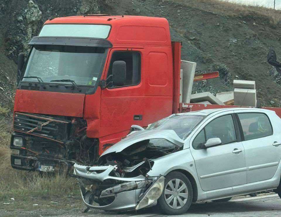 Aksident mes veturës dhe kamionit në rrugën Prishtinë – Gjilan, një person dërgohet në Emergjencë