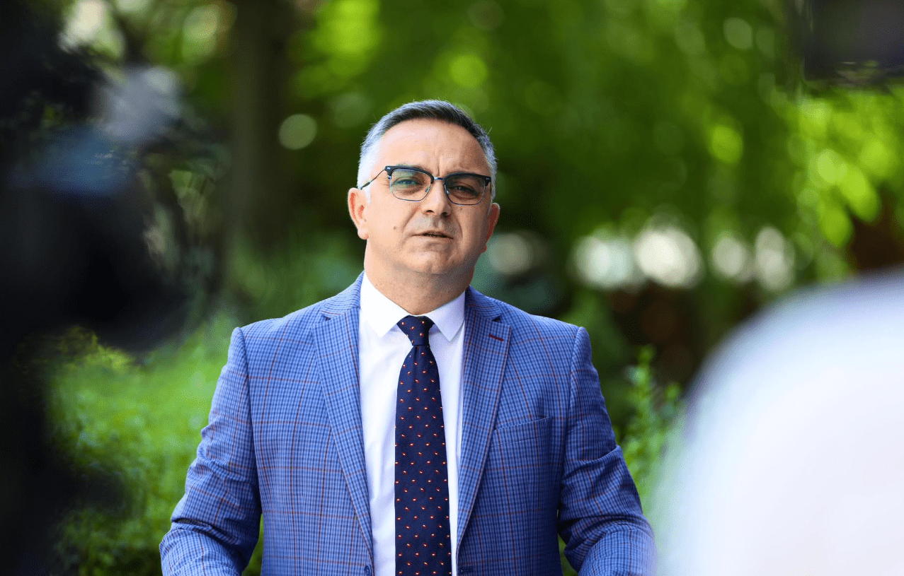 Tahiri: Qeveria Kurti e detyroi ambasadorin të përçojë një porosi që nuk i dërgohet askujt