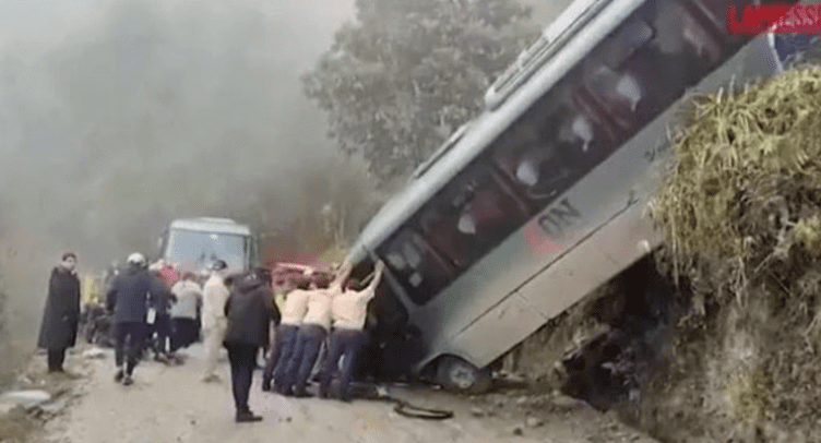 Autobusi bie nga 30 metra lartësi – 31 të plagosur, shumica turistë italianë