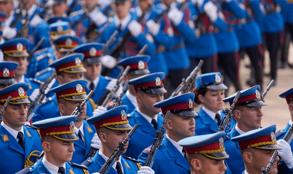 Vuçiq nënshkruan marrëveshjen për rikthimin e shërbimit të detyrueshëm ushtarak në Serbi