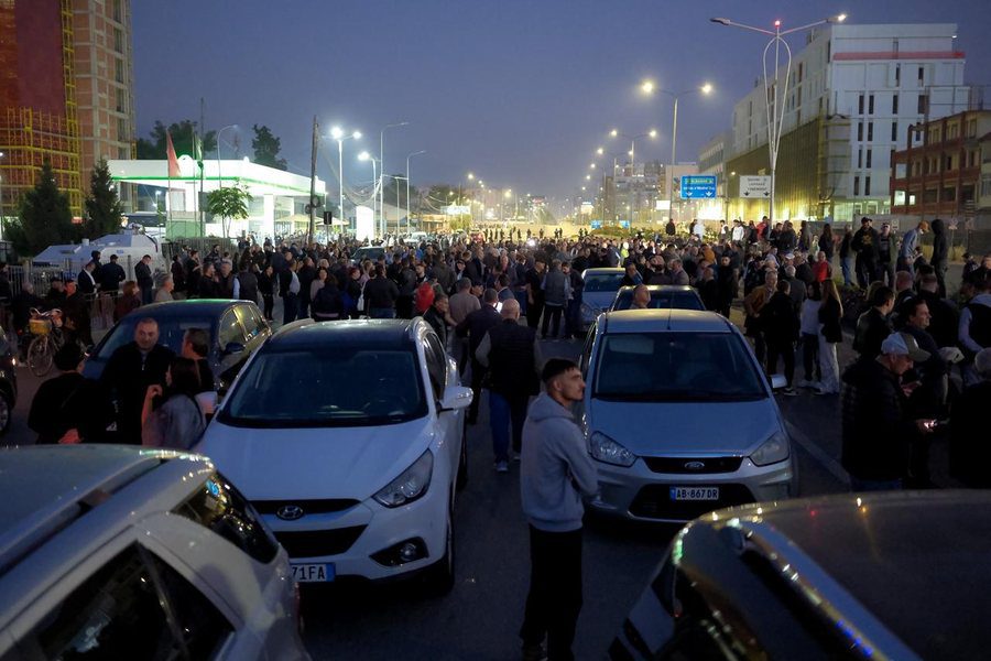 Opozita proteston në Shqipëri, bllokojnë rrugët në 6 akset kryesore