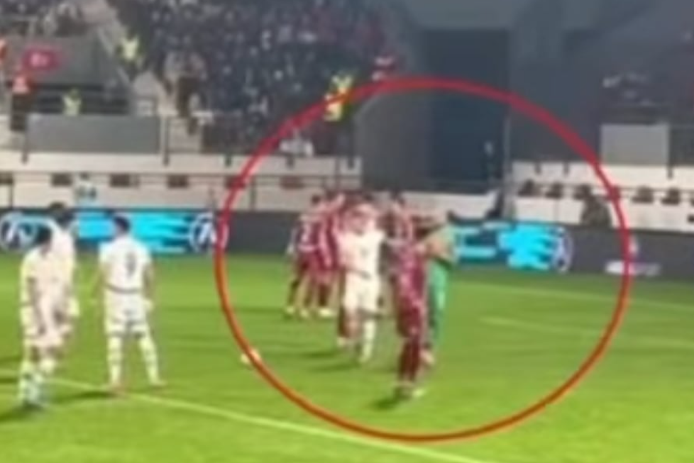 Publikohet momenti kur Xhaka e shtyu portierin serb gjatë ndeshjes