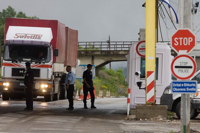 Raportohet se është ndryshuar masa për mallra serbe në pikën e Merdares, Kusari thotë se ndalesa është ende në fuqi