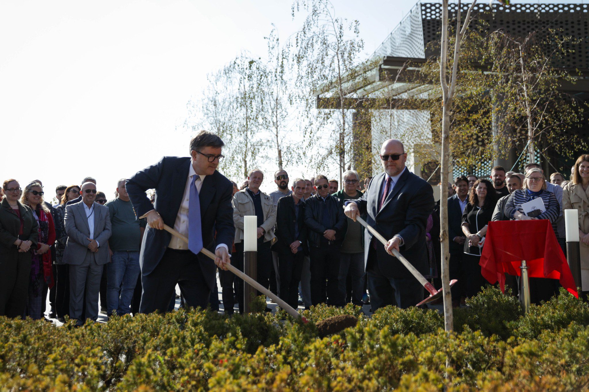 O’Brien e Hovenier mbjellin pemë në nderim të veprës së Kaidanow