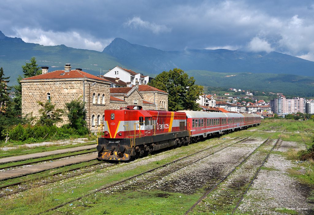 Disa të rinjë gjuajtën gurë në drejtim të trenit në linjën Prishtinë – Pejë, Trainkos thotë se janë në rrezik