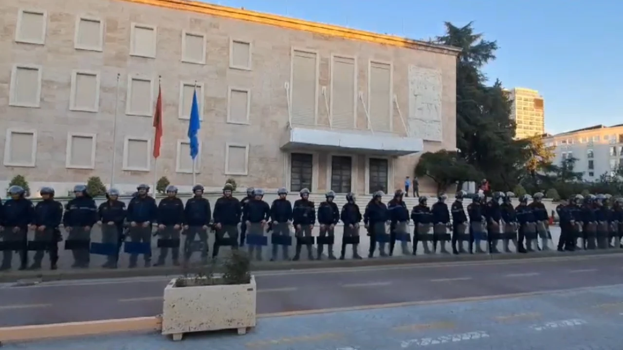 Protestat në Shqipëri: Me veshje të posaçme dhe kokore, krijohet kordoni i policisë para Kryeministrisë