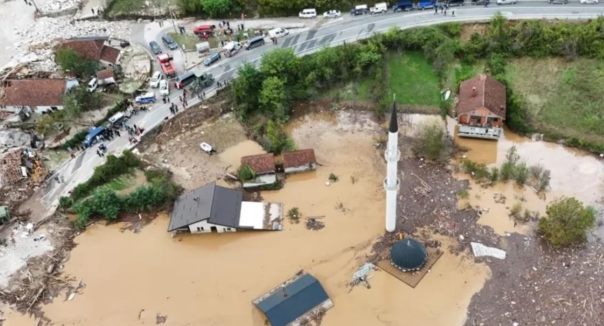 Të paktën 19 të vdekur nga përmbytjet në Bosnje