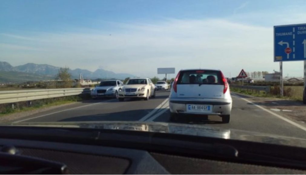 Një person humb jetën në një aksident në autostradën Thumanë-Tiranë