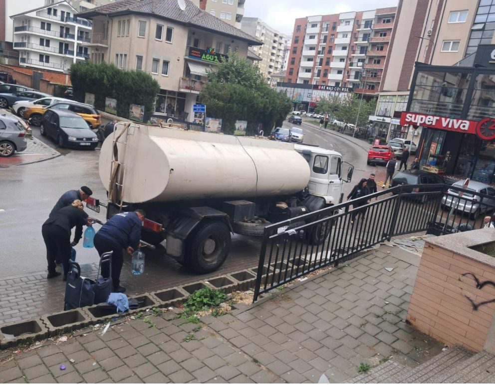 Rritja e magnanit në Badoc, KRU “Prishtina” shpërndan ujë të pijshëm përmes autobotëve