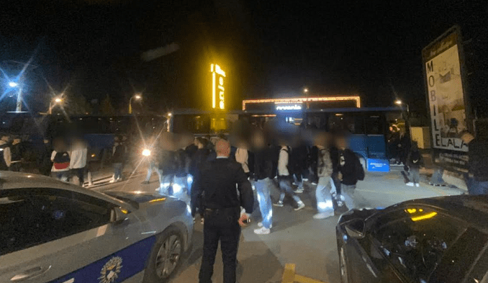 Ferizaj: Policia kontrollon një autobus me nxënës, gjen armë, thika dhe boks hekuri