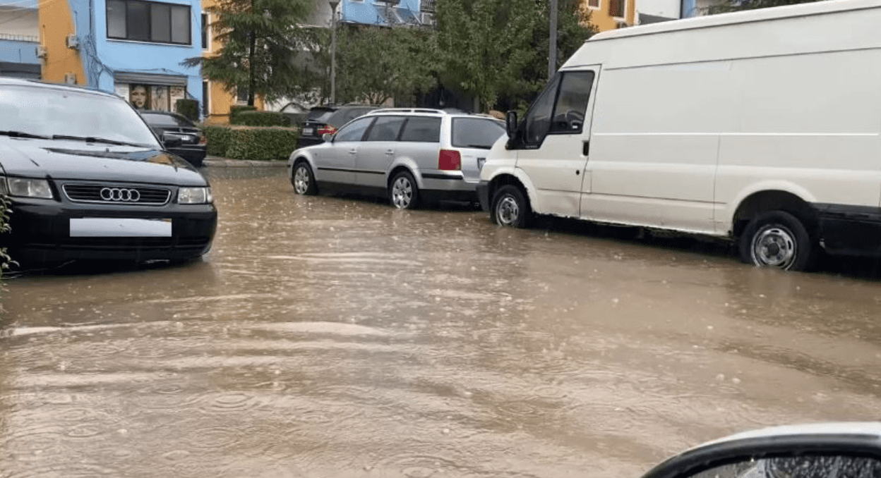 Shiu “pushton” Shqipërinë, rrugët e Lezhës si lumenj