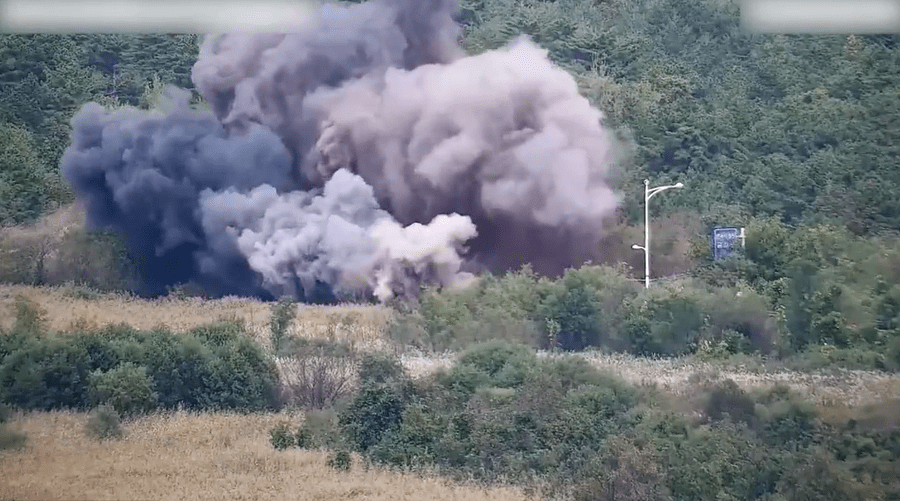 Koreja e Veriut bombardon rrugët që çojnë drejt Koresë së Jugut